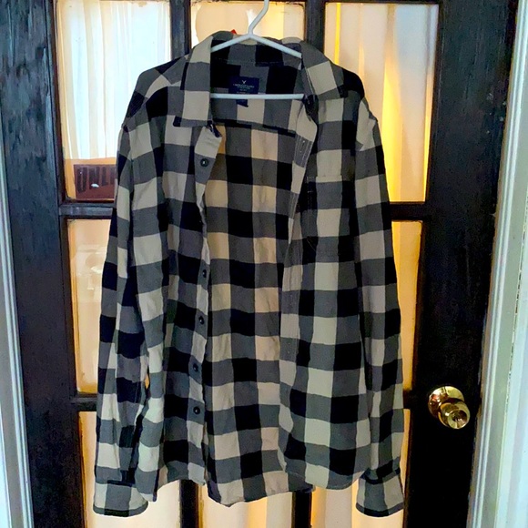 Une chemise a vendre condition 8/10 tres bon etat trop petit pour moi - Picture 1 of 2